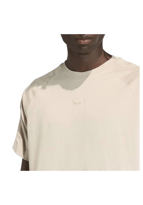 T-shirt Adidas Originals Premium Essentials Stone Khaki Uomo ADIDAS ORIGINALS | T-shirt | KD6577-
